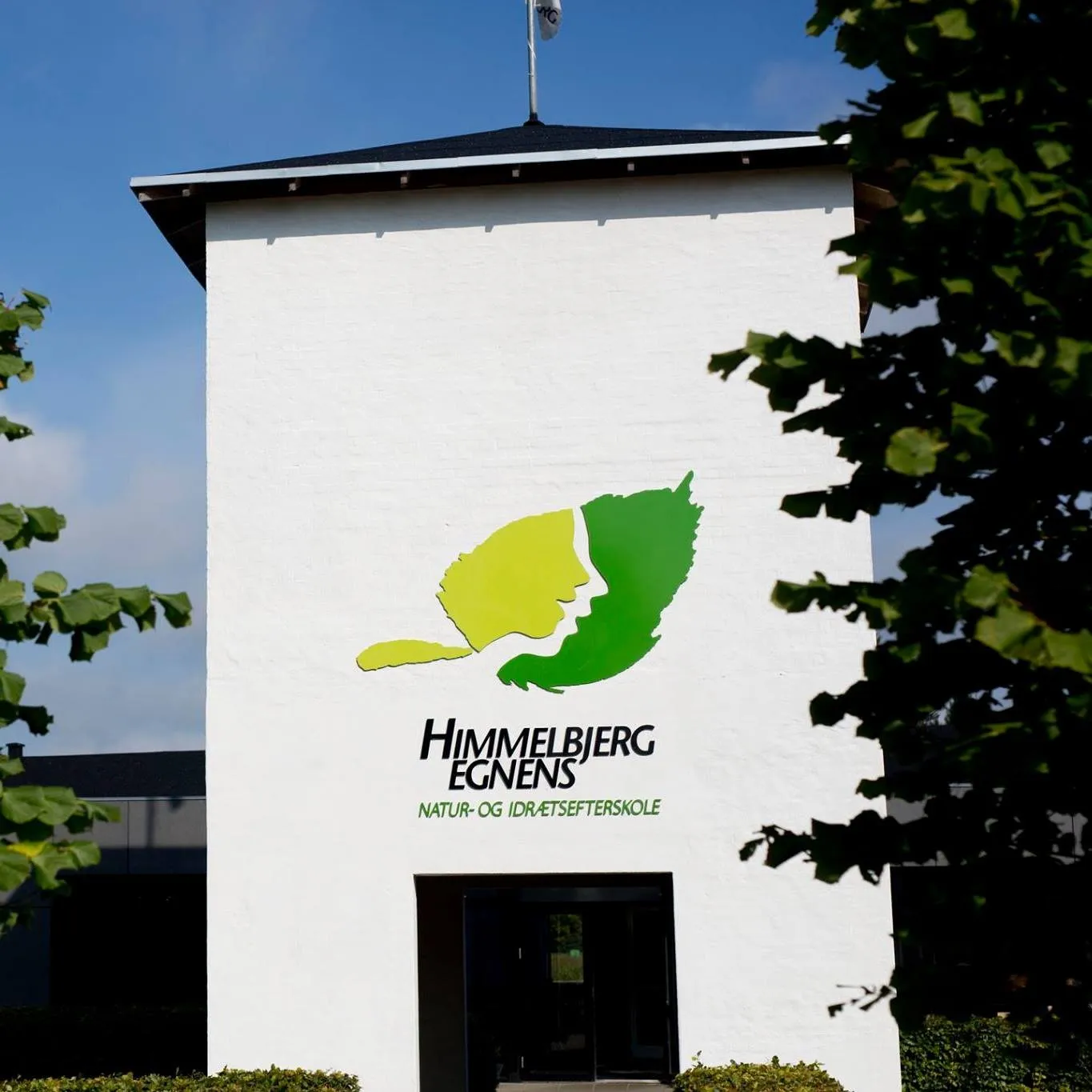 Himmelbjergegnens Natur- og Idrætsefterskole logo