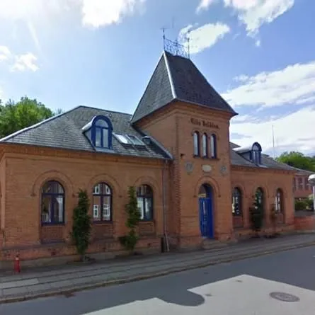 Rathlouskolen logo