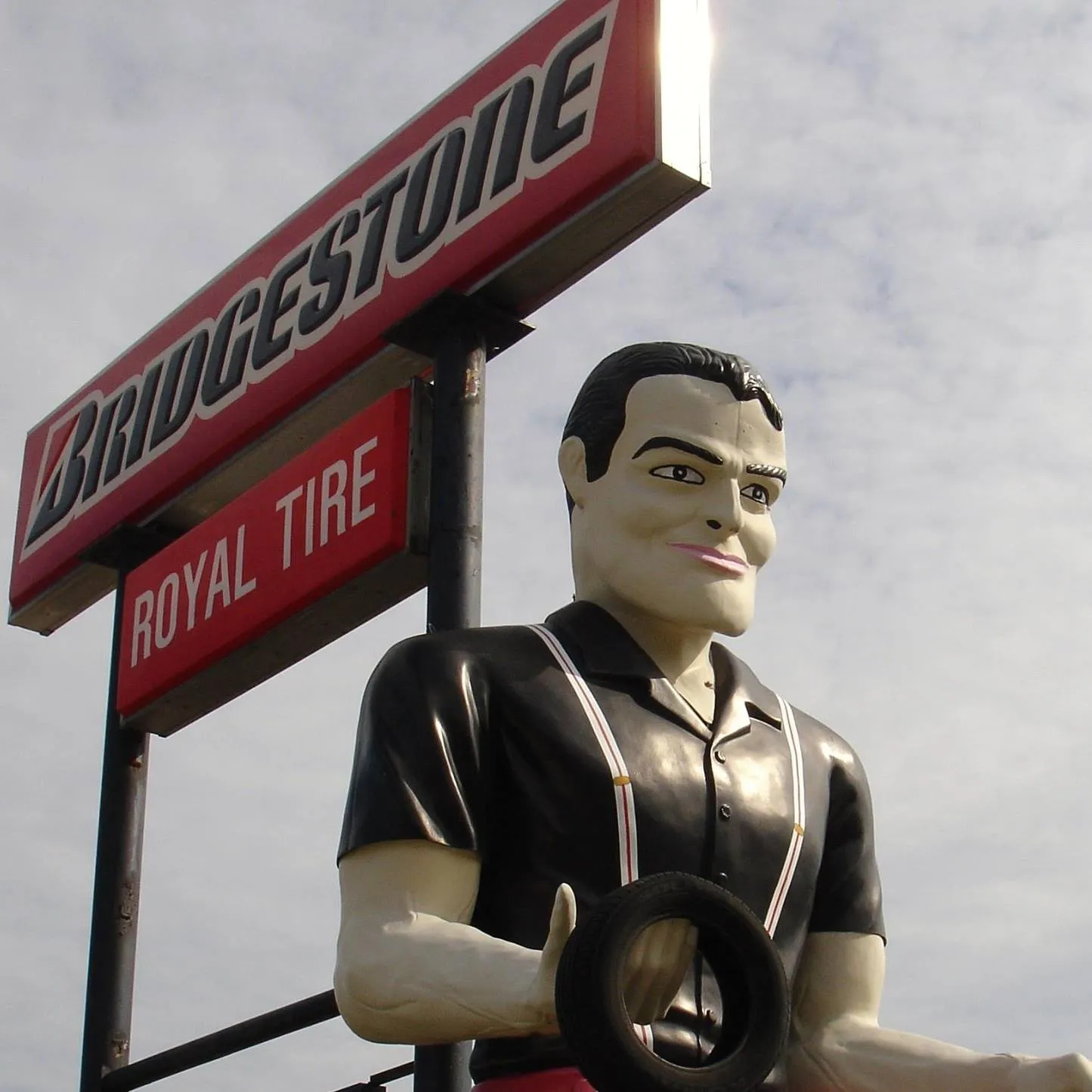 ROYAL TIRE CORP logo
